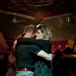 Le coppie ballano al ritmo delle più belle canzoni di tango, messe da Felix Picherna.
