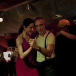 Le coppie ballano al ritmo delle più belle canzoni di tango, messe da Felix Picherna.