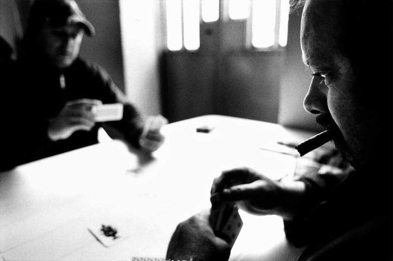 O.P.G. di Aversa. Due internati giocano a carte.