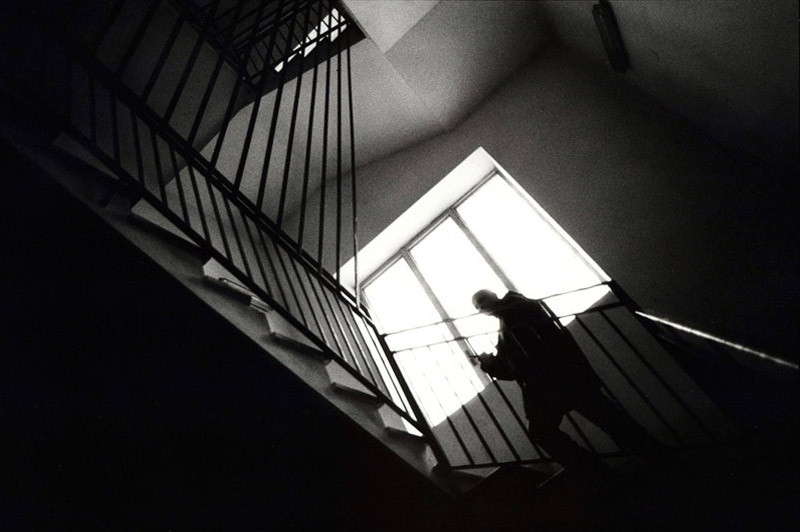 O.P.G. di Aversa. Un internato sale le scale dopo il pranzo.