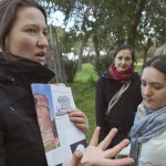 Silvia, archeologa, spiega la storia dei resti archeologici di Villa Gordiani al gruppo fotografico.