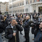 Il disorientamento dei giornalisti. La delusione e la rabbia sul volto delle persone accorse in Piazza Montecitorio.