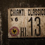 Dettaglio di una targa di Chianti Classico.
