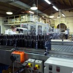 Fase di imbottigliamento, etichettatura e imballaggio del vino presso l’azienda agricola del Castello di Ama.