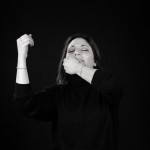 Marta Eusepi, poetessa sordo impegnata a segnare una poesia in Lis, Lingua Italiana dei Segni.