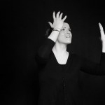 Elona Marku, poetessa sordo impegnata a segnare una poesia in Lis, Lingua Italiana dei Segni.